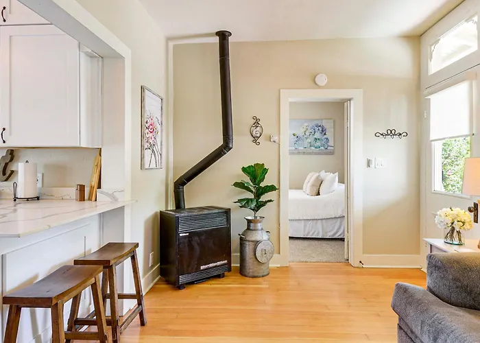 Walk To Courthouse Square Quiet With Porch Holiday home Prescott