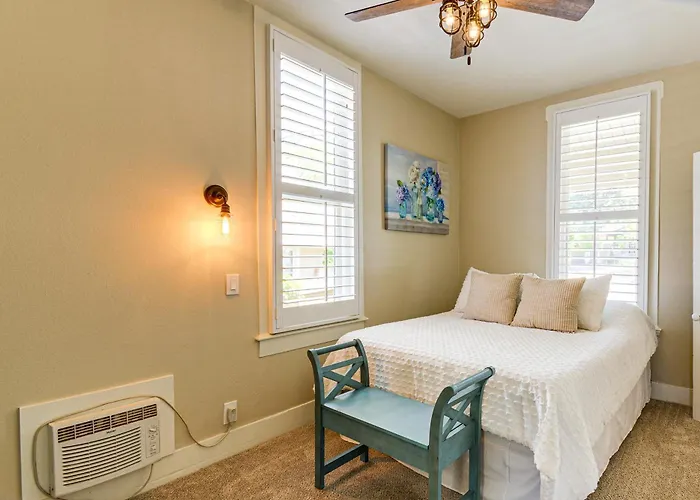 Walk To Courthouse Square Quiet With Porch Holiday home