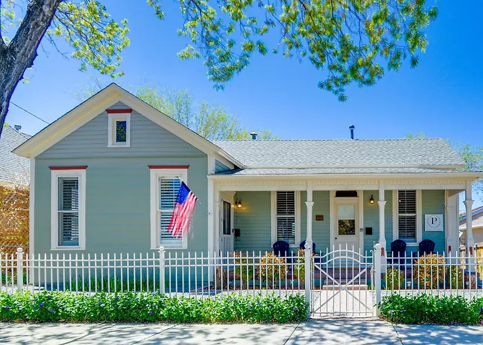 Walk To Courthouse Square Quiet With Porch Holiday home Prescott