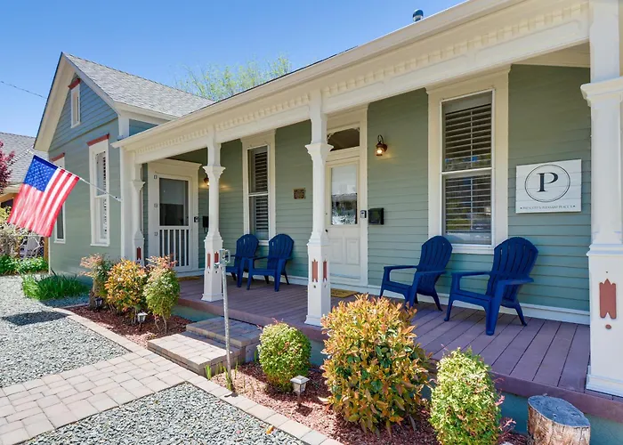 Walk To Courthouse Square Quiet With Porch Holiday home