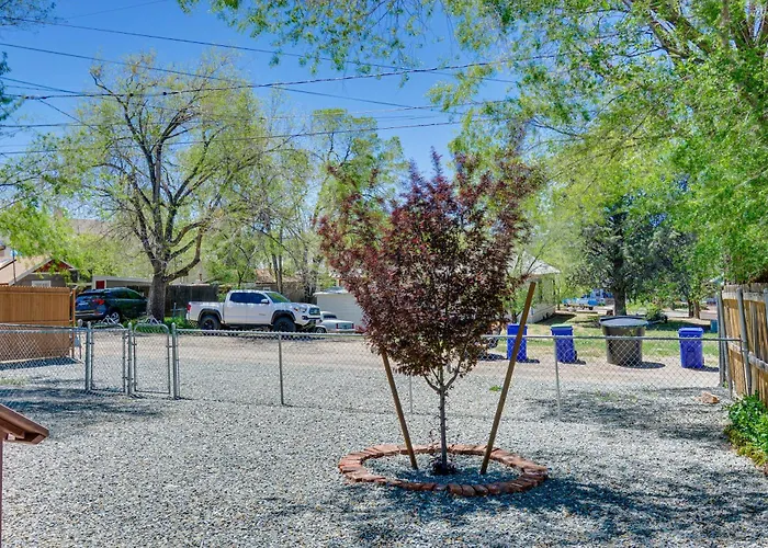 Walk To Courthouse Square Quiet With Porch Holiday home *