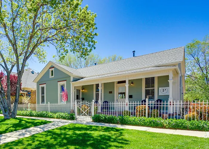 Walk To Courthouse Square Quiet With Porch Holiday home